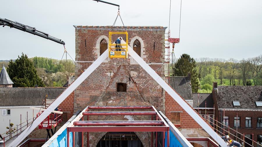 Hout herstelt de grandeur van Galmaardense kerk