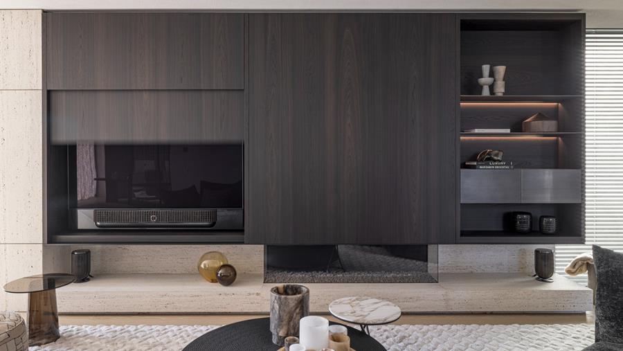 Ingetogen luxe in gerookte eik en verbronsd messing